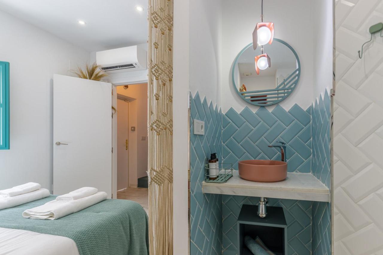 Petite Maison Lili By Caleta Homes Малага Экстерьер фото